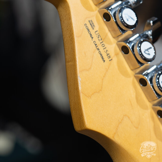 2021 Fender American Ultra Stratocaster w/ Case – 3-Color Sunburst