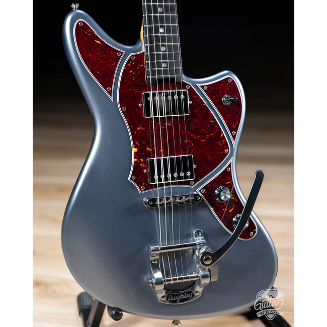 Veritas Riverton Bigsby Guitar w/ Ebony Fretboard & Bearcats – Gray