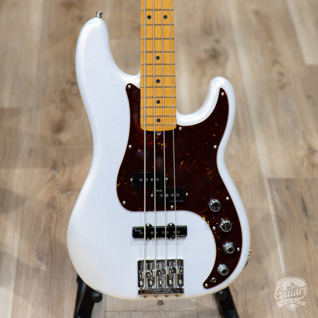 2023 Fender American Ultra P Bass Maple Board w/ Case – Arctic Pearl