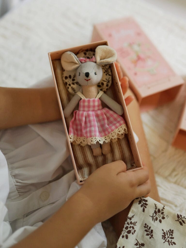 LEVLOVS Lulu with the Bedding