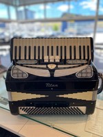 Titan Pre-Owned Titan Ladies Sized Accordion w/Hard Case