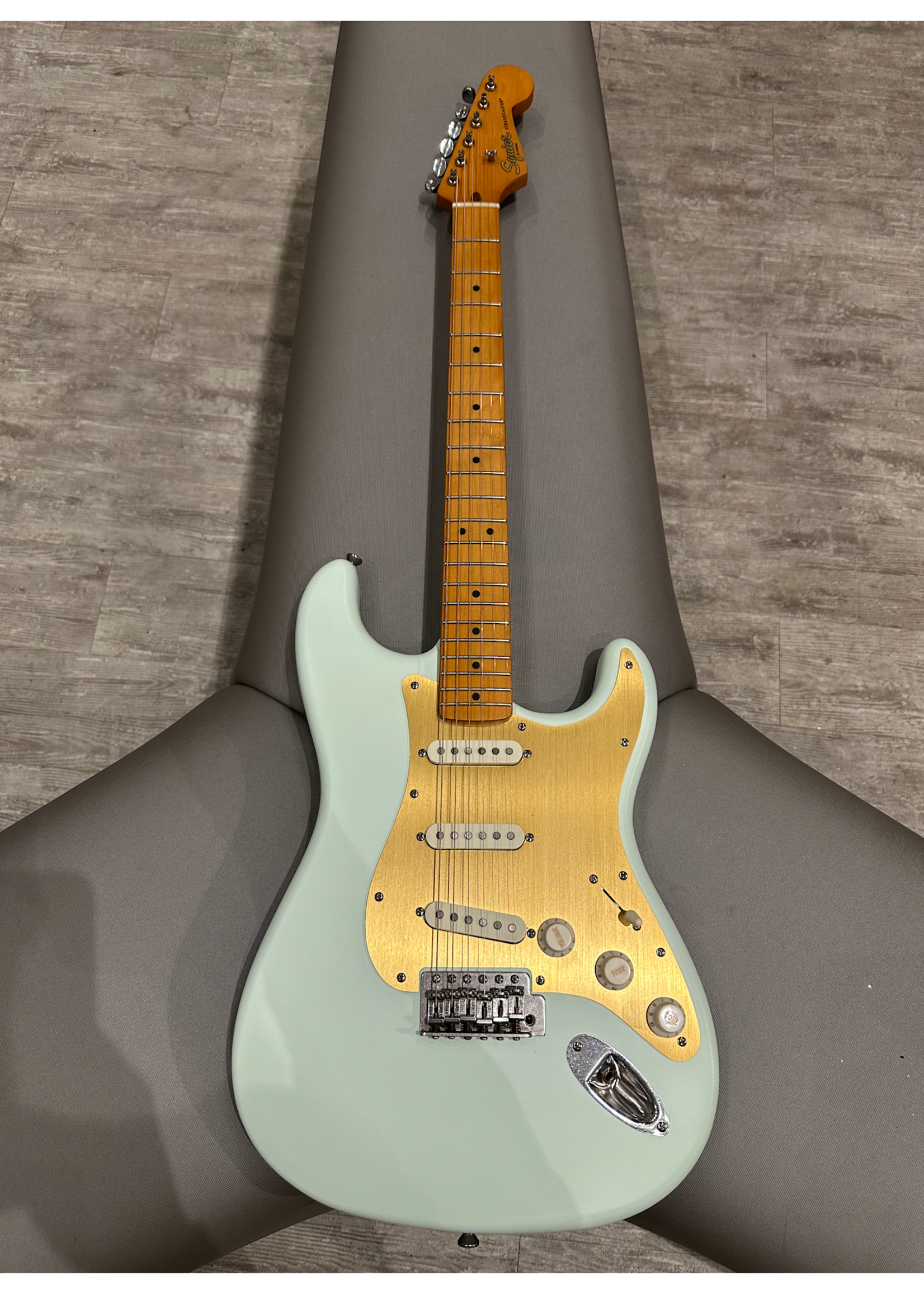 Squier Pre-owned Squier 40th Anniversary Vintage Edition Stratocaster Satin Sonic Blue w/Gig Bag
