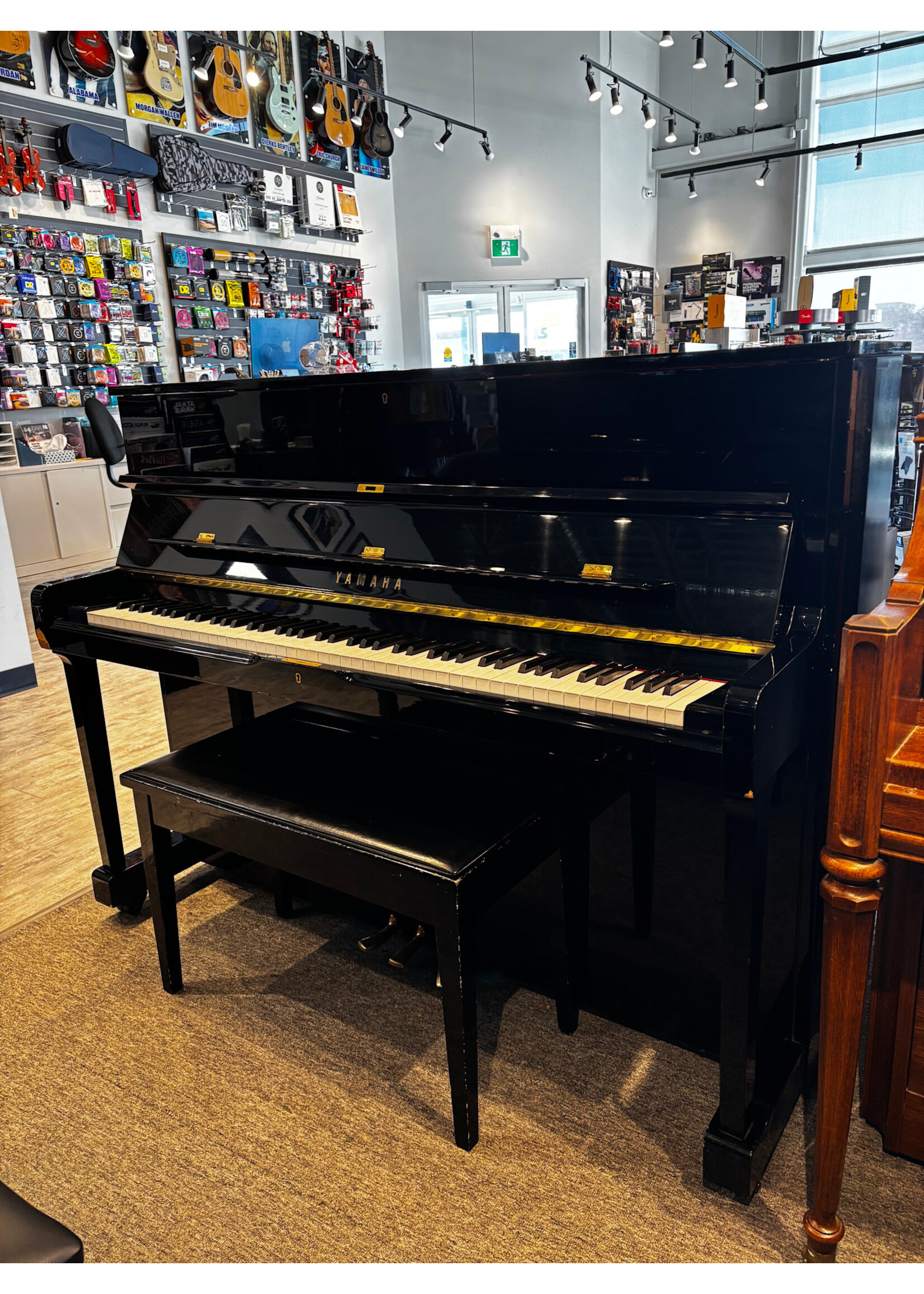 Yamaha Pre-owned Yamaha Upright Piano P116 Polished Ebony