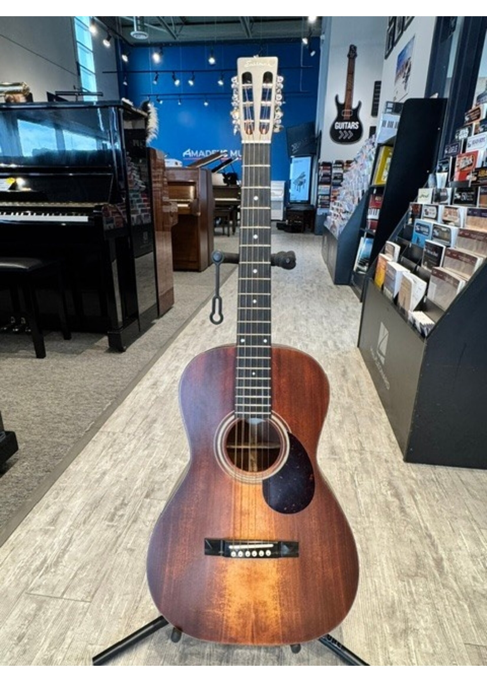 Eastman Pre-owned Eastman Parlor Acoustic Guitar E1P-LTD-CLA with gig bag