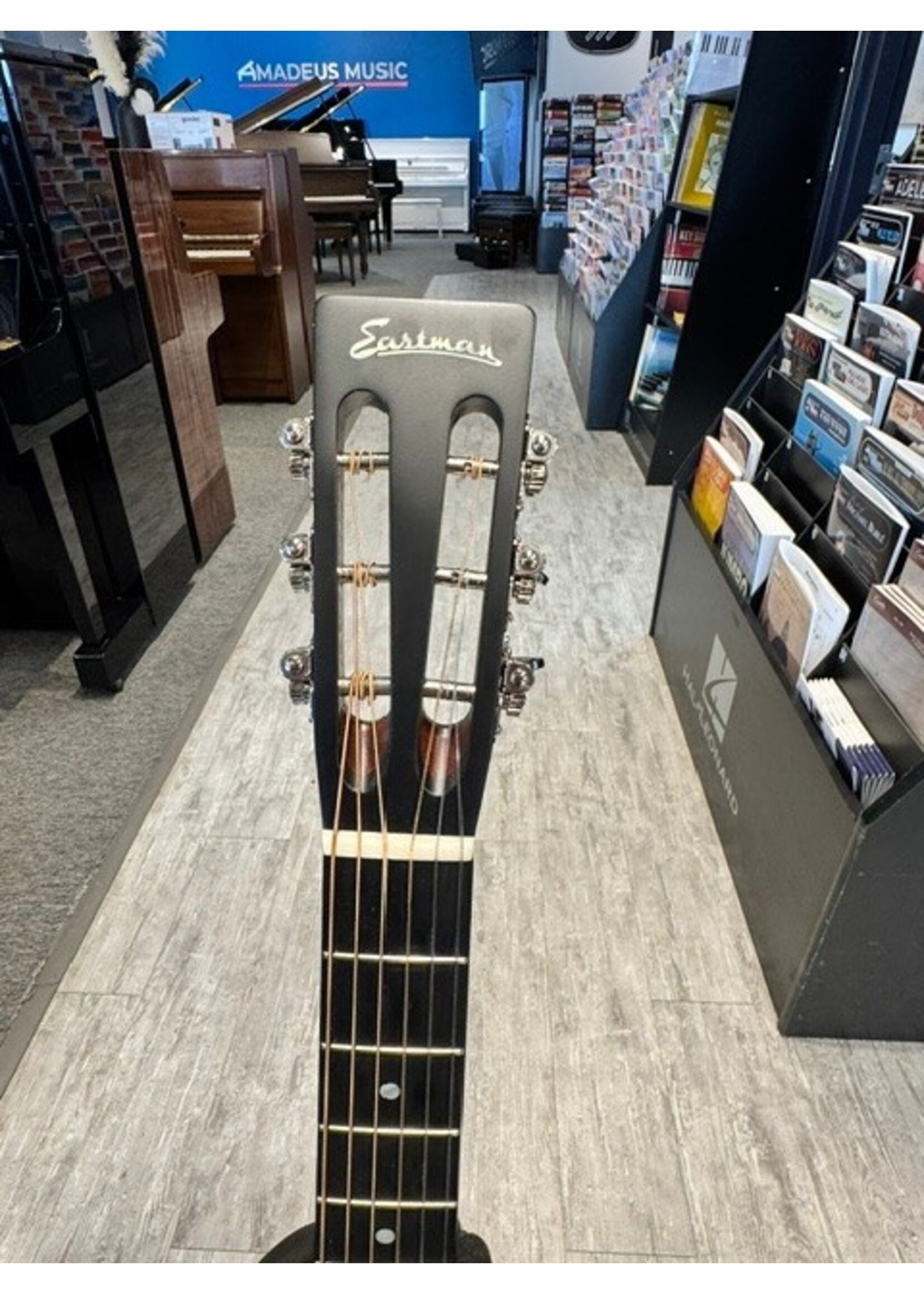 Eastman Pre-owned Eastman Parlor Acoustic Guitar E1P-LTD-CLA with gig bag