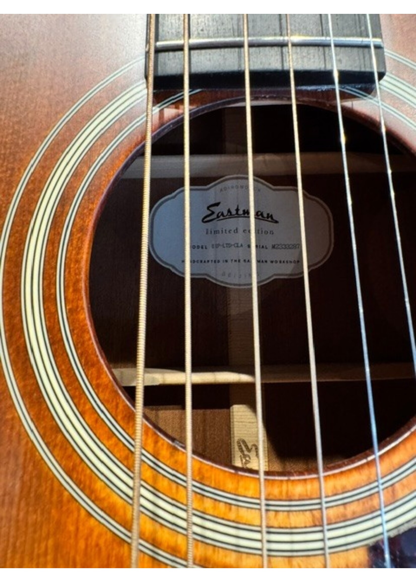 Eastman Pre-owned Eastman Parlor Acoustic Guitar E1P-LTD-CLA with gig bag