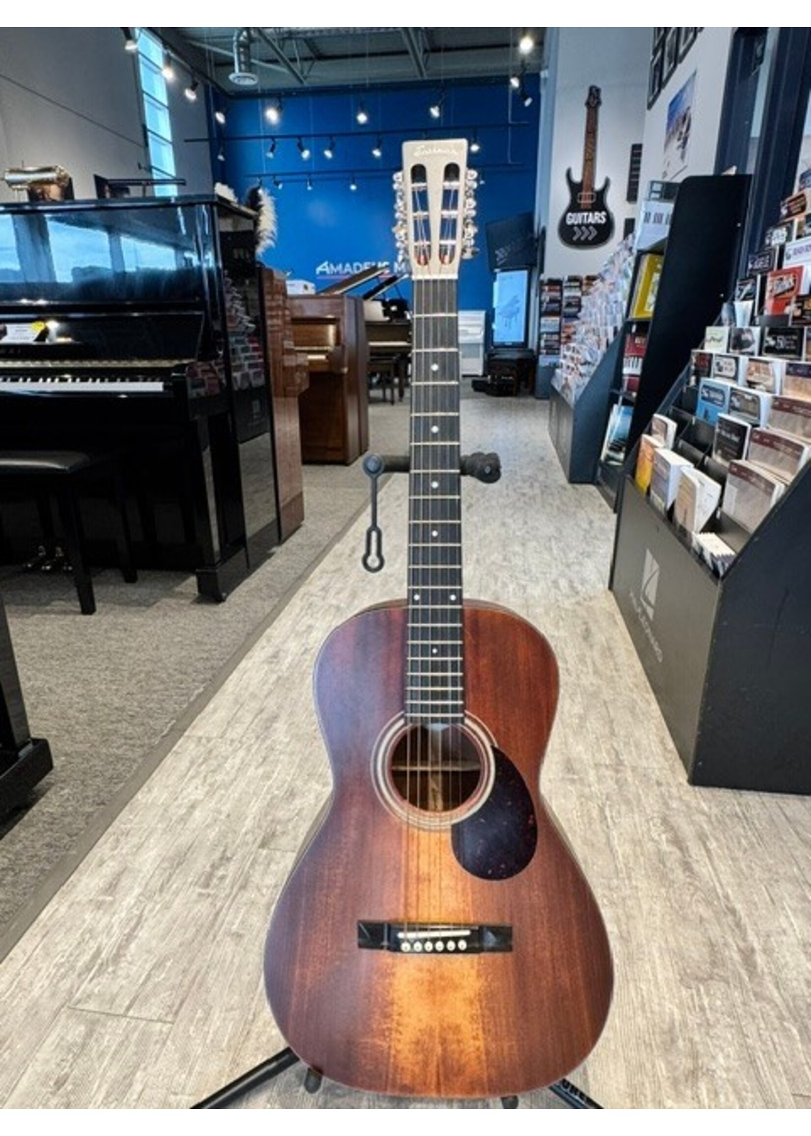 Eastman Pre-owned Eastman Parlor Acoustic Guitar E1P-LTD-CLA with gig bag