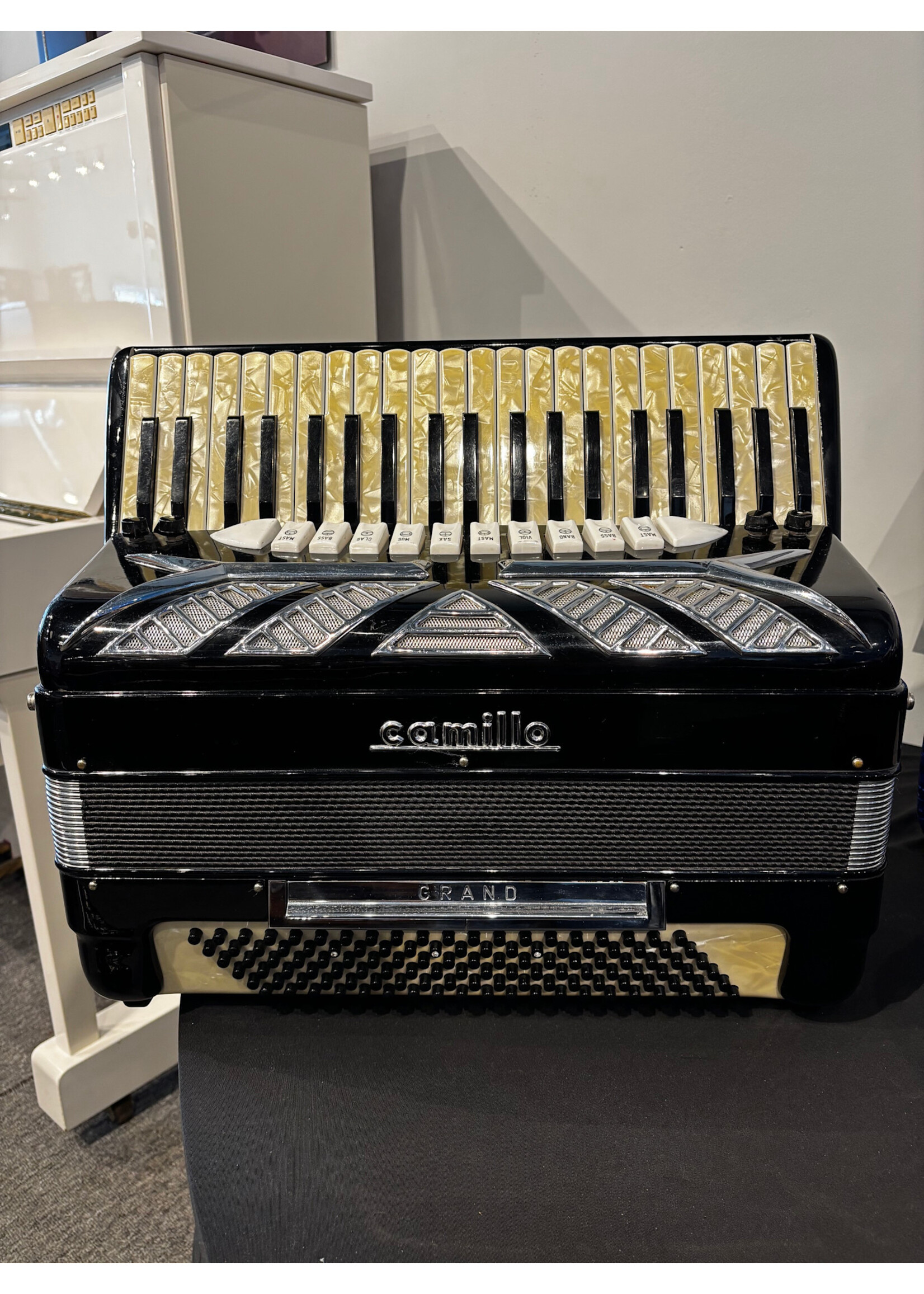 Camillo Pre-owned Camillo Grand Accordion - Full Size