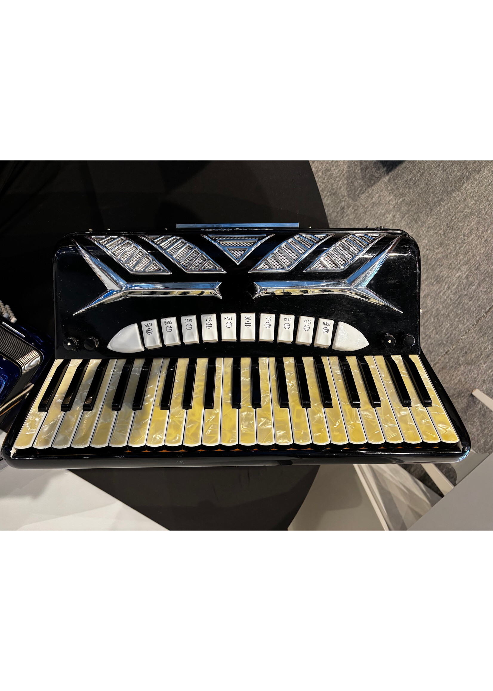 Camillo Pre-owned Camillo Grand Accordion - Full Size