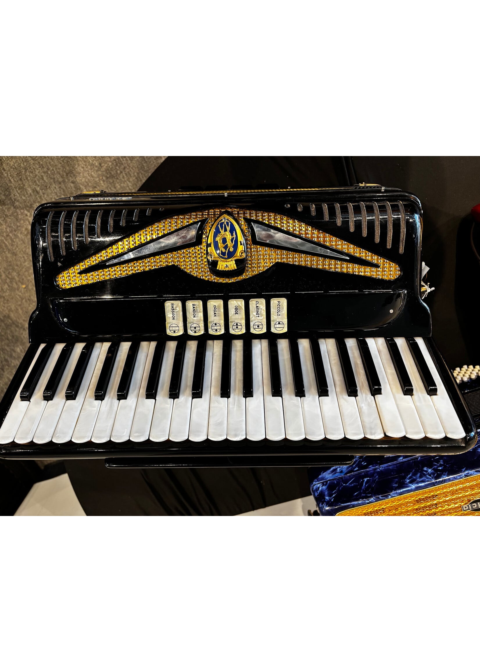 Salanti Pre-owned Salanti Accordion Full Size