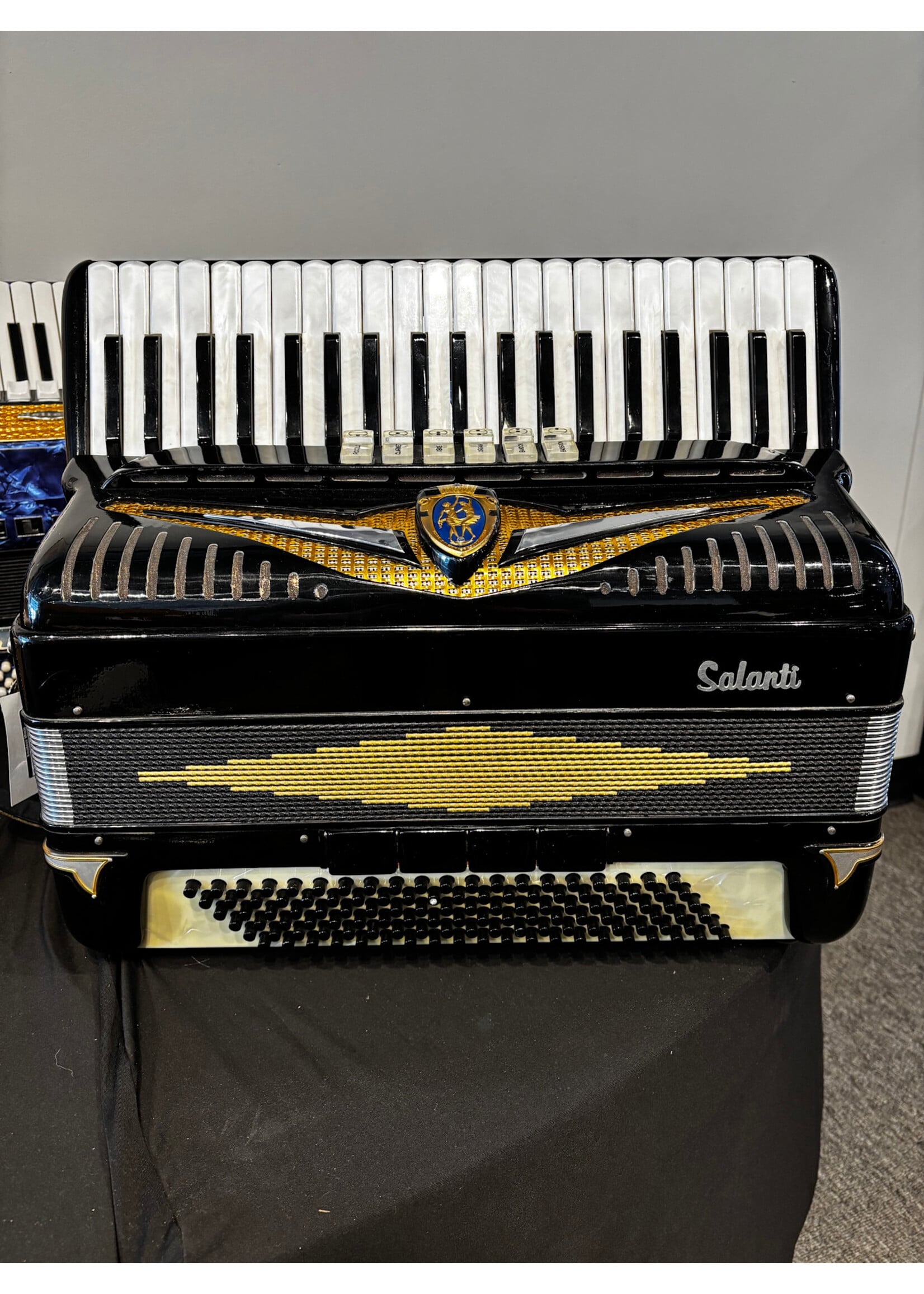 Salanti Pre-owned Salanti Accordion Full Size