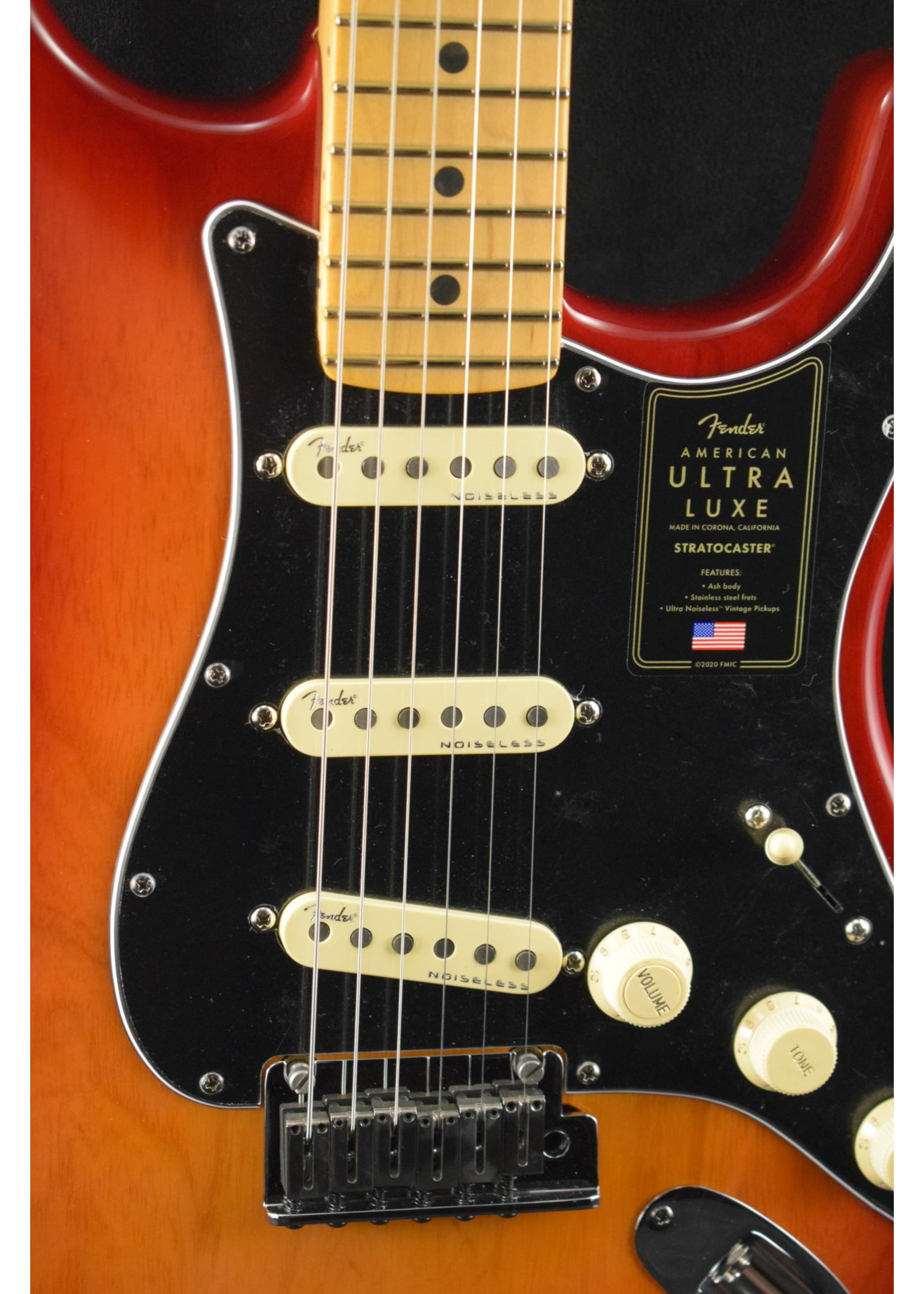Fender Fender American Ultra Luxe Stratocaster Maple Fingerboard Plasma Red Burst
