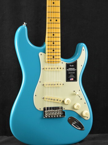 Fender Fender American Professional II Stratocaster Maple Fretboard Miami Blue