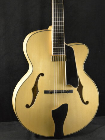 Eastman Eastman AR905CE-BD Solid Wood Archtop Blonde Finish
