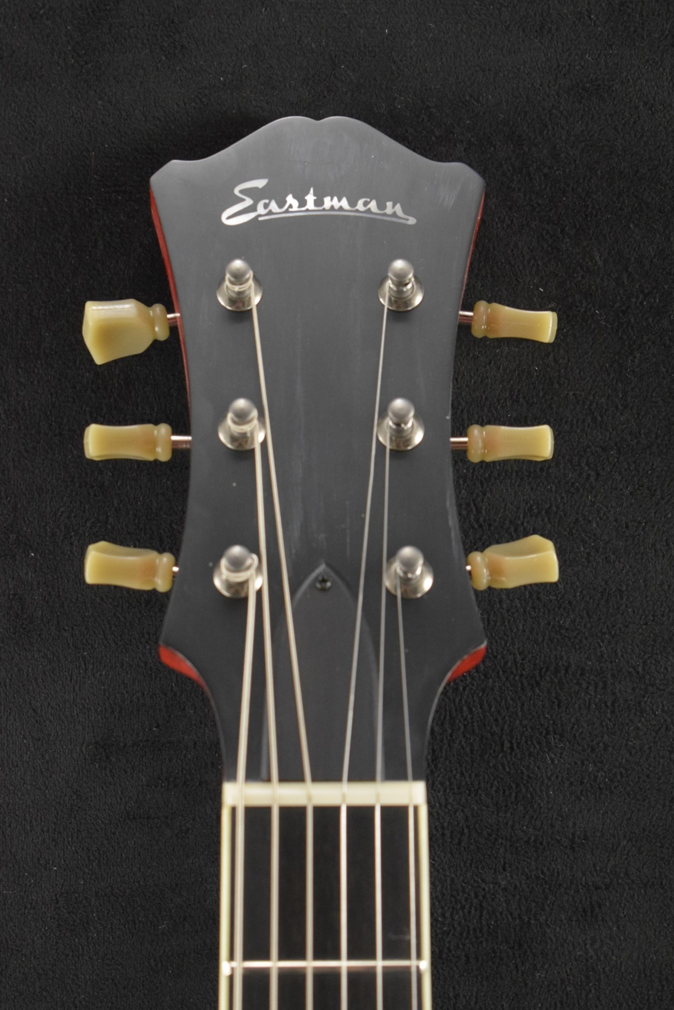 Eastman Eastman T64/V-RD Thinline Bigsby Antique Varnish Red Finish