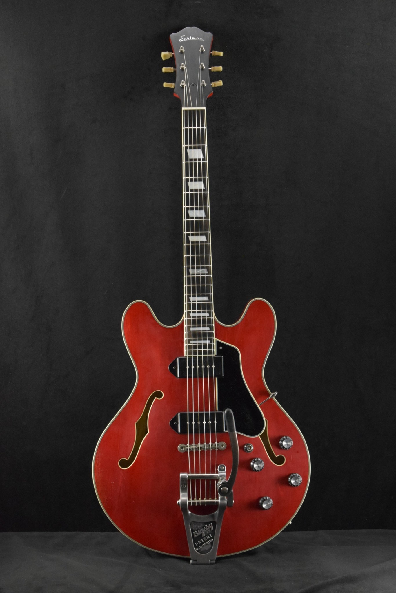 Eastman Eastman T64/V-RD Thinline Bigsby Antique Varnish Red Finish