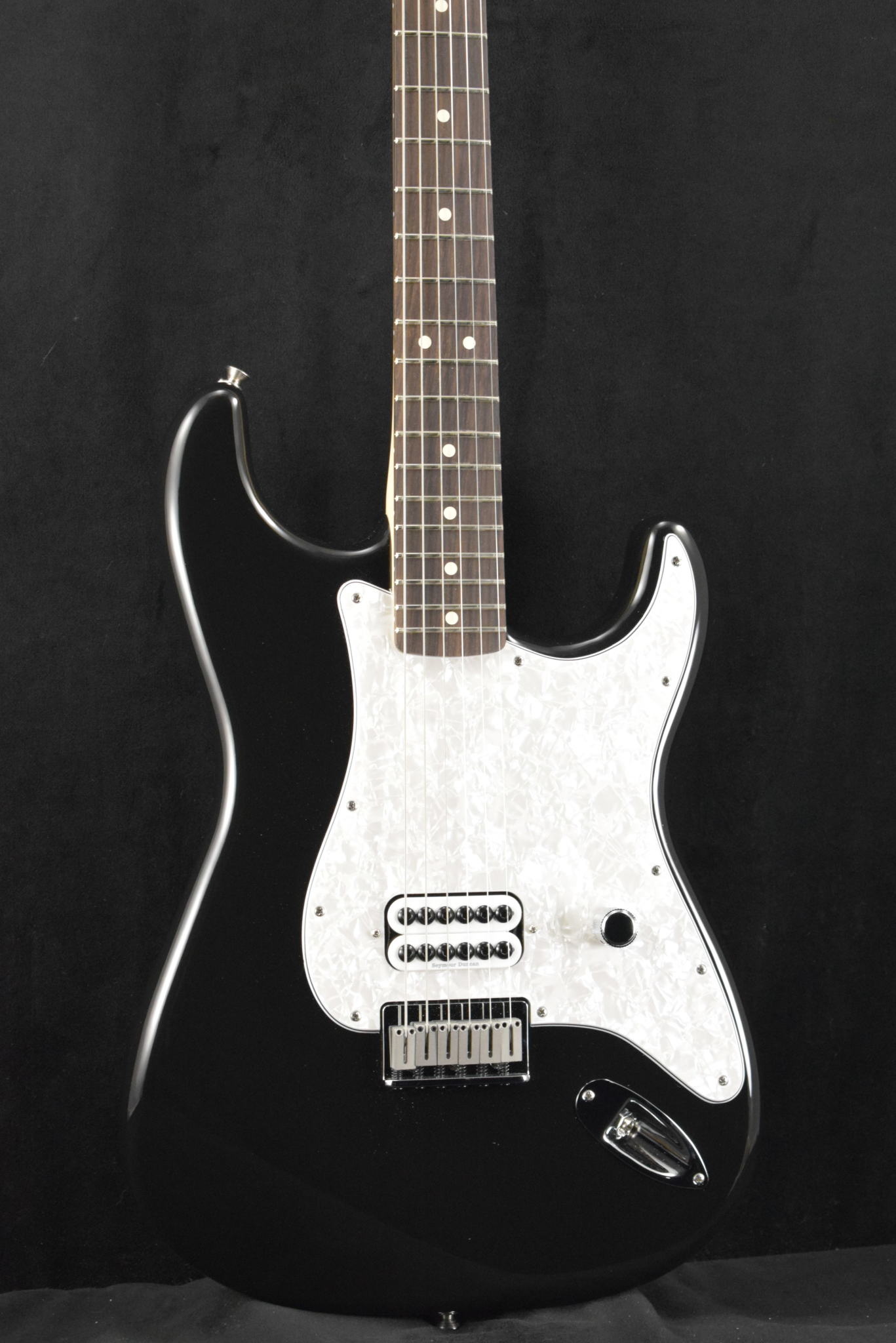 Fender Tom DeLonge Stratocaster is back - gearnews.com