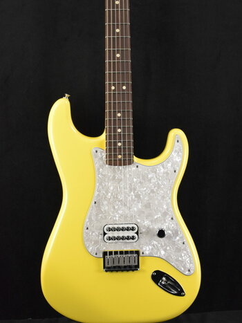 Fender Fender Tom DeLonge Stratocaster Graffiti Yellow Rosewood Fingerboard