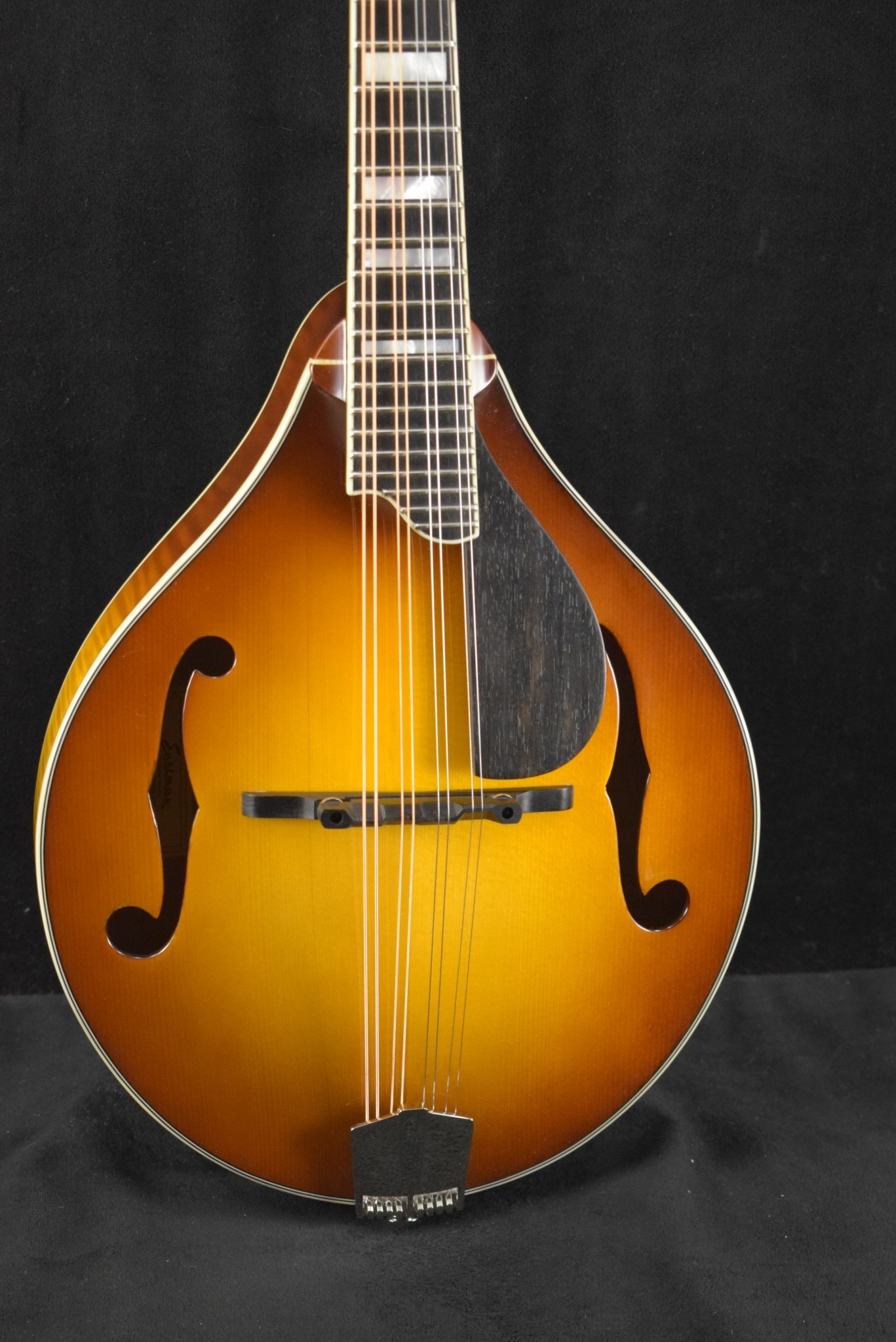 Eastman Eastman MD605-GB A-Style F-Hole Electric Mandolin Goldburst