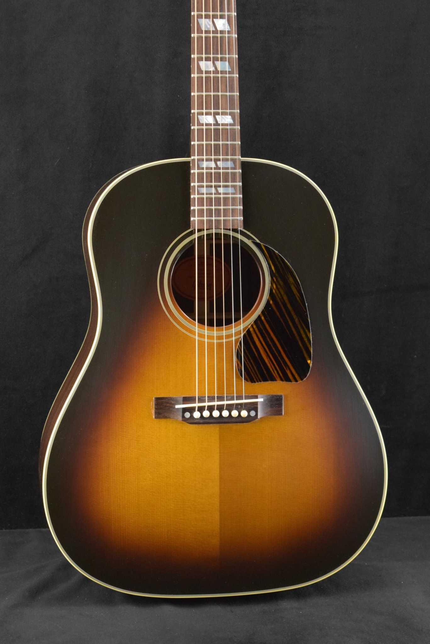 Gibson Custom Shop 1942 Banner J-45 Vintage Sunburst 3.80LBS