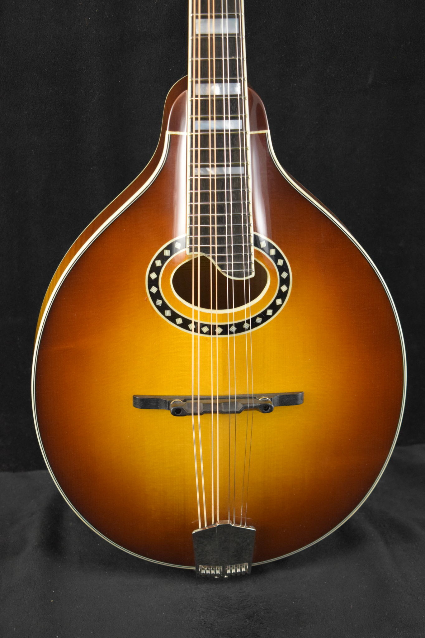 Eastman MD604-GB A-Style Oval-Hole Electric Mandolin Gold Eastman MD604-GB A-Style Oval-Hole Electric Mandolin Gold