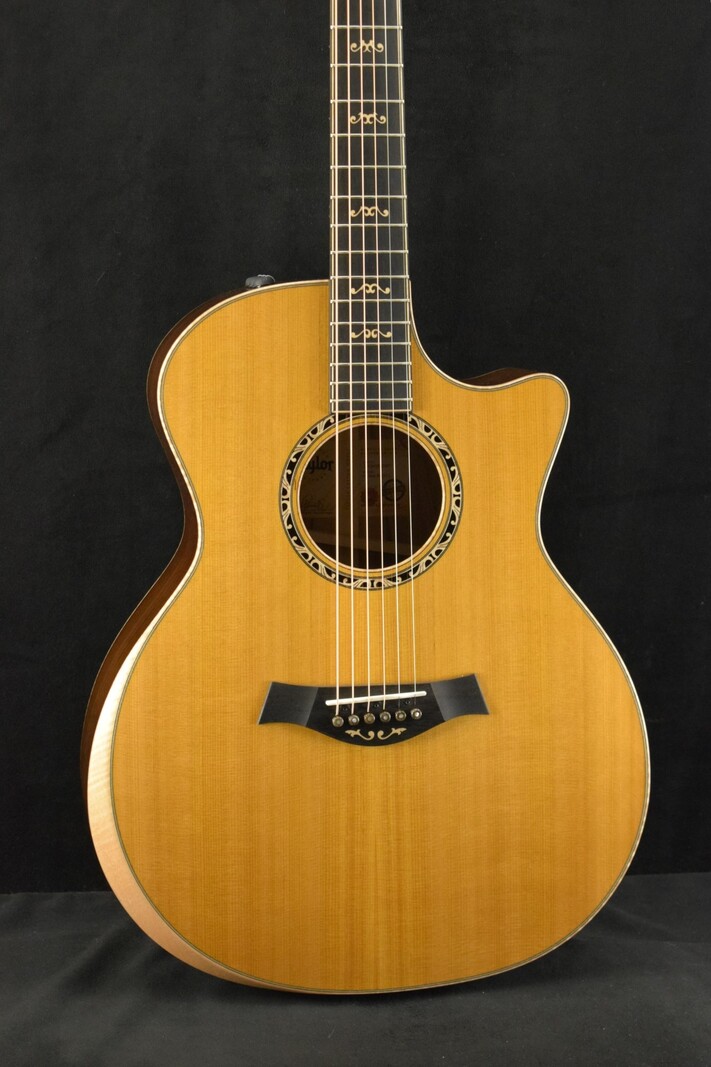 Taylor Taylor Custom C14ce B4011 Grand Auditorium Western Red Cedar/Grafted Walnut