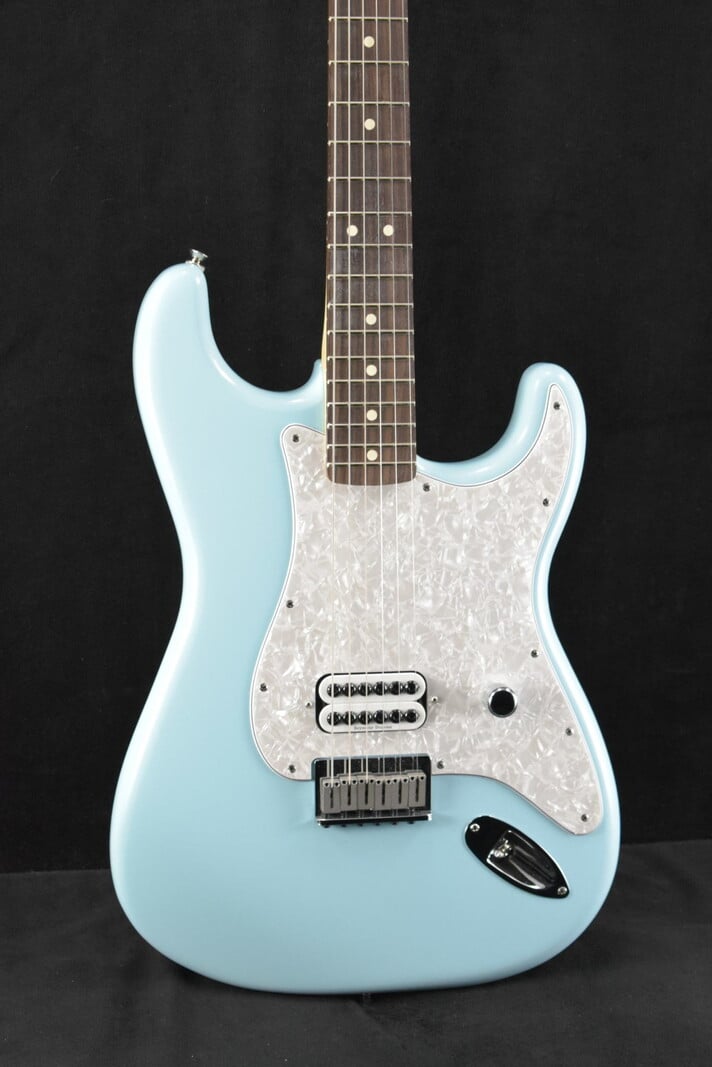 Fender Fender Tom DeLonge Stratocaster Rosewood Fingerboard Daphne Blue