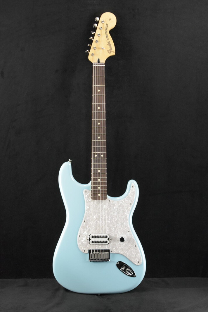 Fender Fender Tom DeLonge Stratocaster Rosewood Fingerboard Daphne Blue