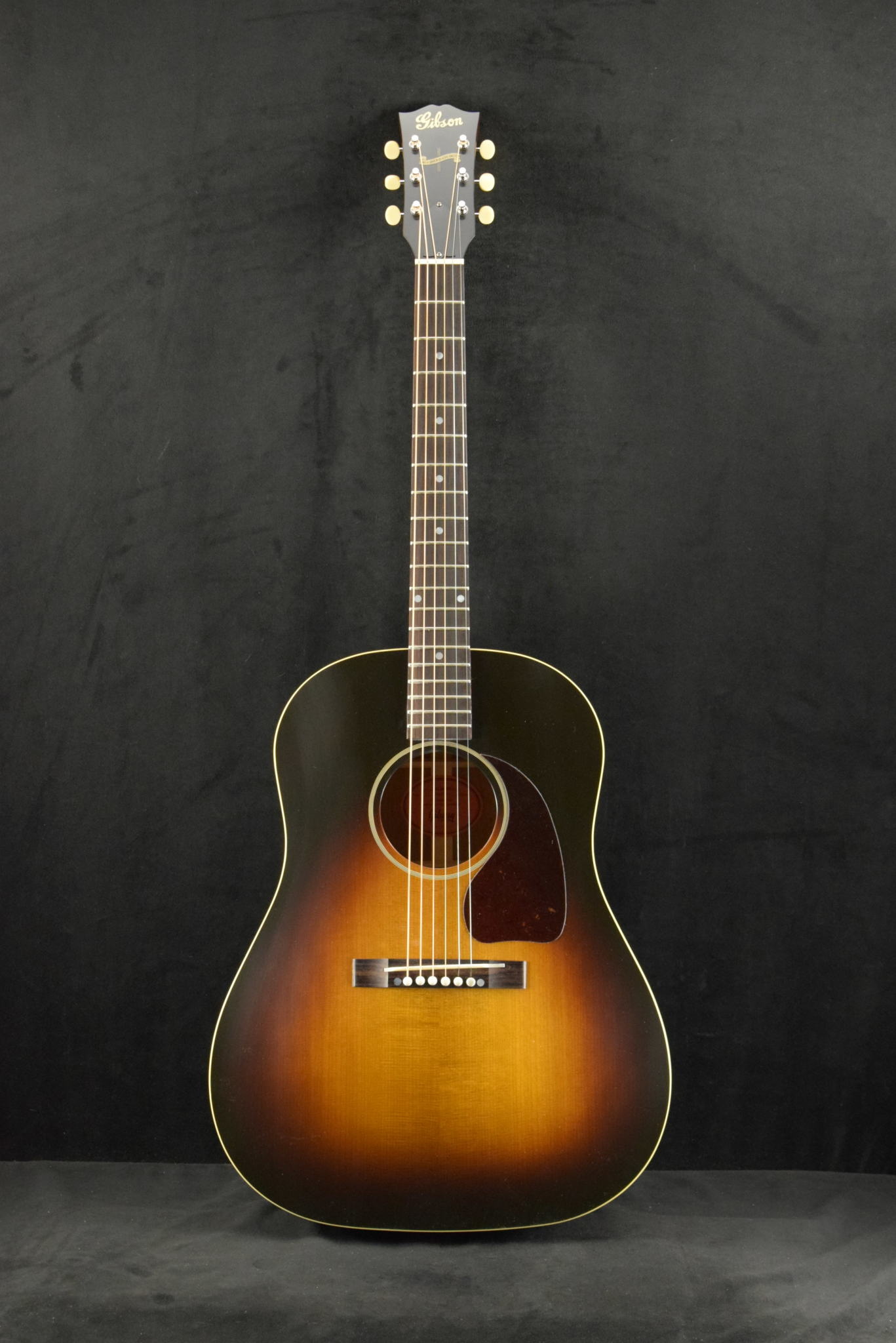 Gibson Custom Shop 1942 Banner J-45 Vintage Sunburst Gibson Custom Shop 1942 Banner J-45 Vintage Sunburst