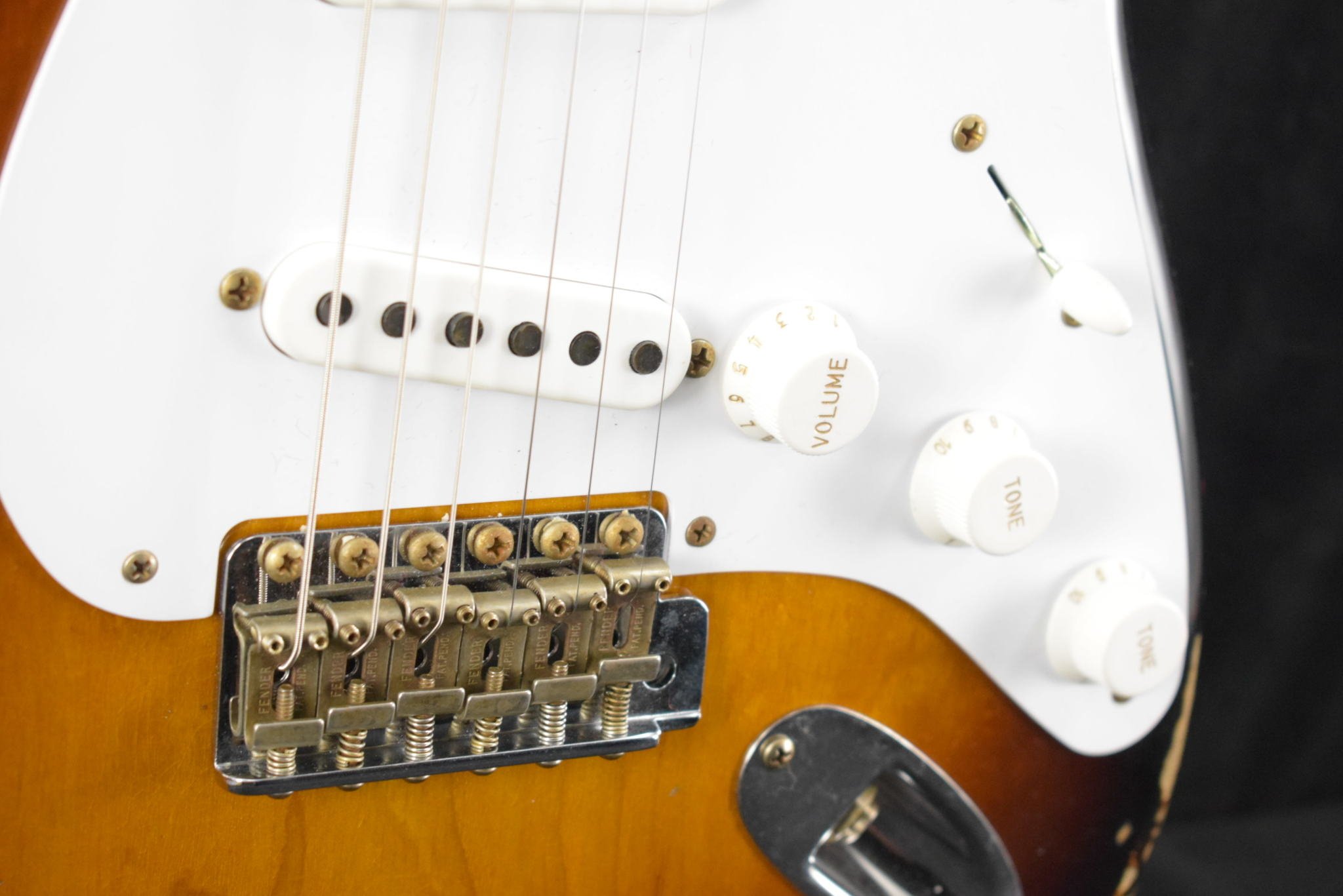 Fender Fender Limited Edition 70th Anniversary 1954 Stratocaster Relic Wide-Fade 2-Color Sunburst