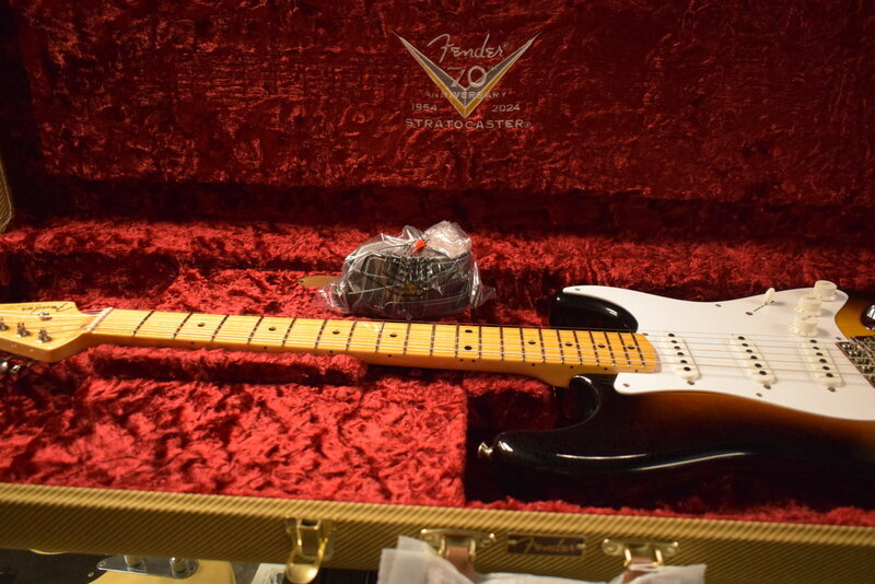 Fender Fender Limited Edition 70th Anniversary 1954 Stratocaster DLX Closet Classic Wide-Fade 2-Color Sunburst