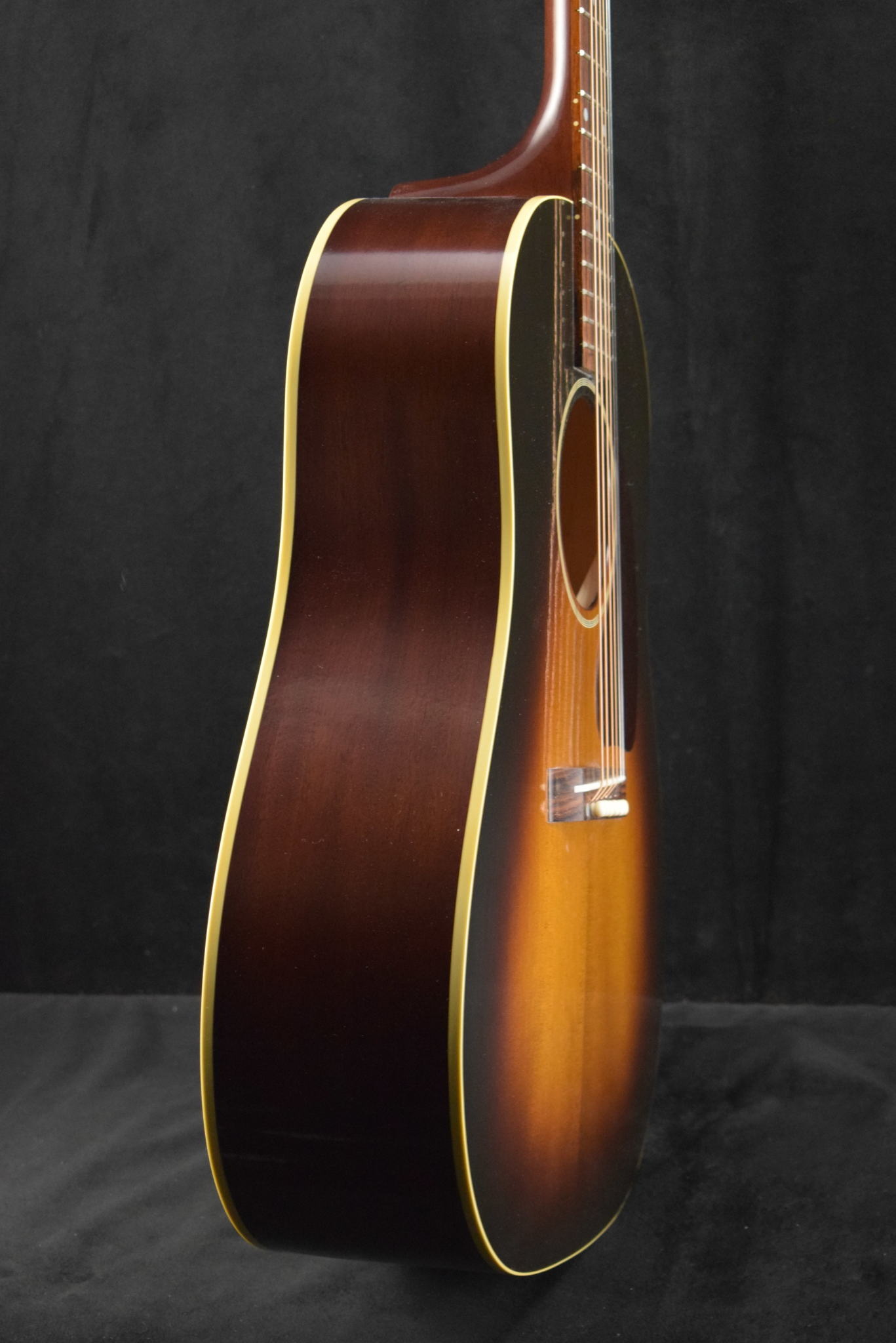 ギター Gibson Custom Shop 1942 J-45 BANNER Gibson Custom 1942 Banner J-45 Vintage Sunburst — Rudy's