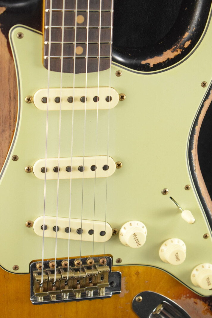 Fender Fender 1963 Stratocaster Super Heavy Relic Super Faded Aged 3-Color Sunburst 3A Rosewood Fingerboard