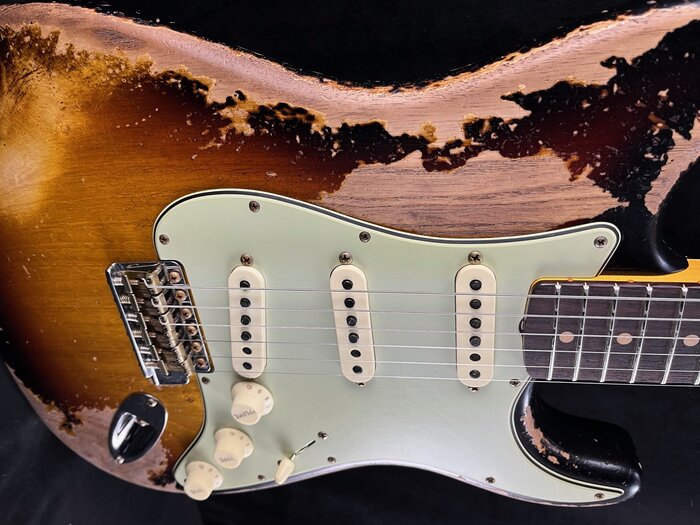 Demo Video - Fender 1963 Stratocaster Super Heavy Relic Super Faded Aged 3-Color Sunburst