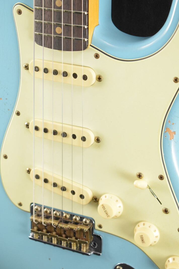 Fender Fender Limited Edition 1964 L-Series Stratocaster Heavy Relic Aged Daphne Blue 3A Rosewood Fingerboard