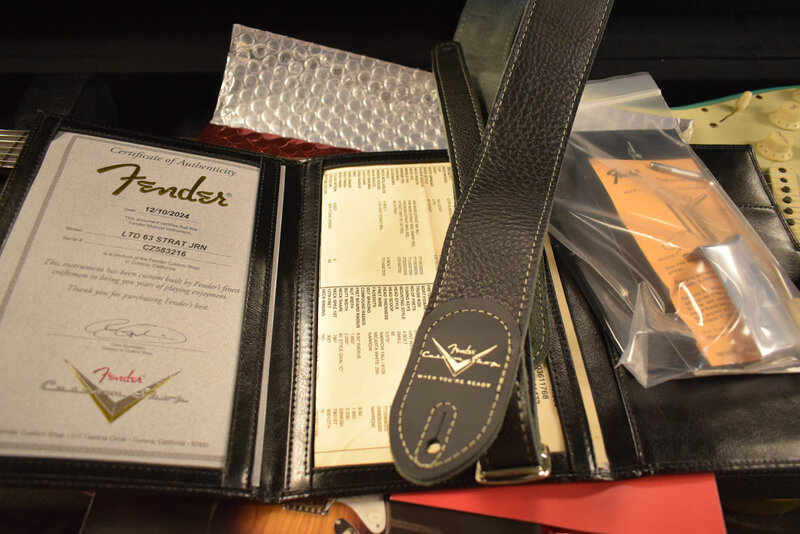 Fender Fender Limited Edition '63 Stratocaster Journeyman Relic Aged Sea Foam Green 3A Rosewood Fingerboard