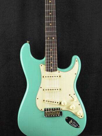 Fender Fender Limited Edition '63 Stratocaster Journeyman Relic Aged Sea Foam Green 3A Rosewood Fingerboard