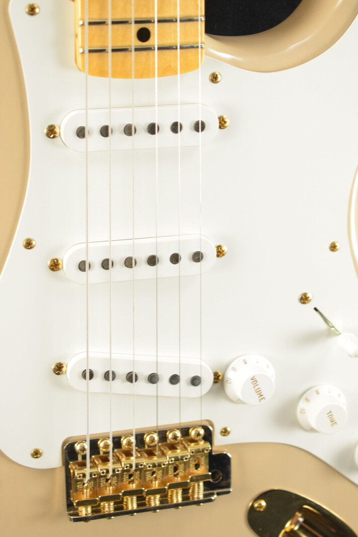 Fender Fender 1955 Stratocaster DLX Closet Classic with Gold Hardware - Faded Aged Dirty White Blonde