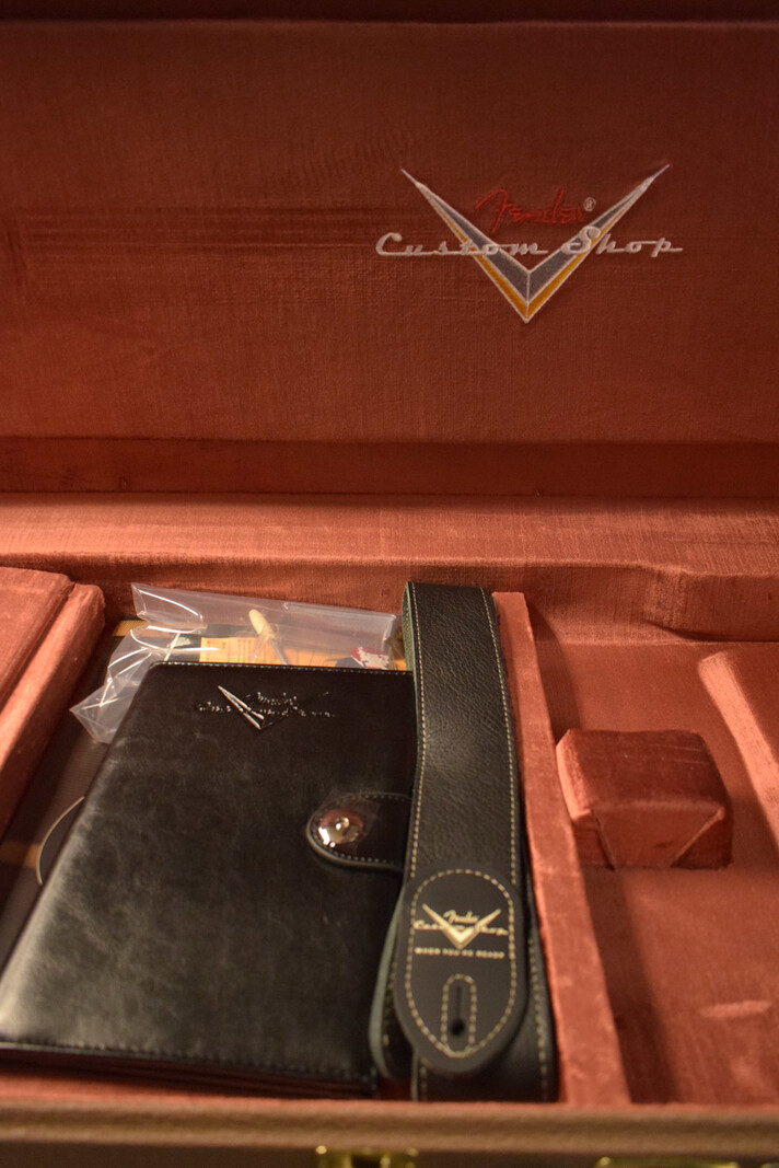 Fender Fender Limited Edition '60 Stratocaster Relic - Faded Aged Tahitian Coral 3A Rosewood Fingerboard