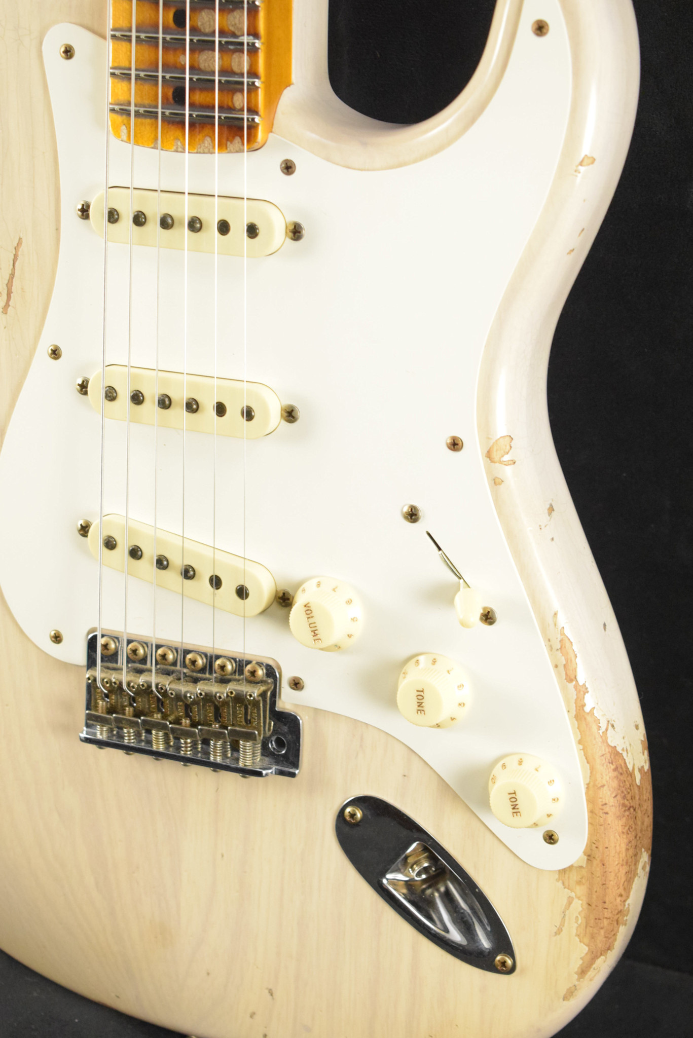 Fender Fender 1957 Stratocaster Heavy Relic Aged White Blonde 1-Piece Rift Sawn Maple Neck Fingerboard