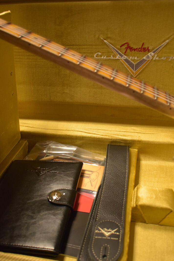 Fender Fender 1957 Stratocaster Heavy Relic Aged White Blonde 1-Piece Rift Sawn Maple Neck Fingerboard