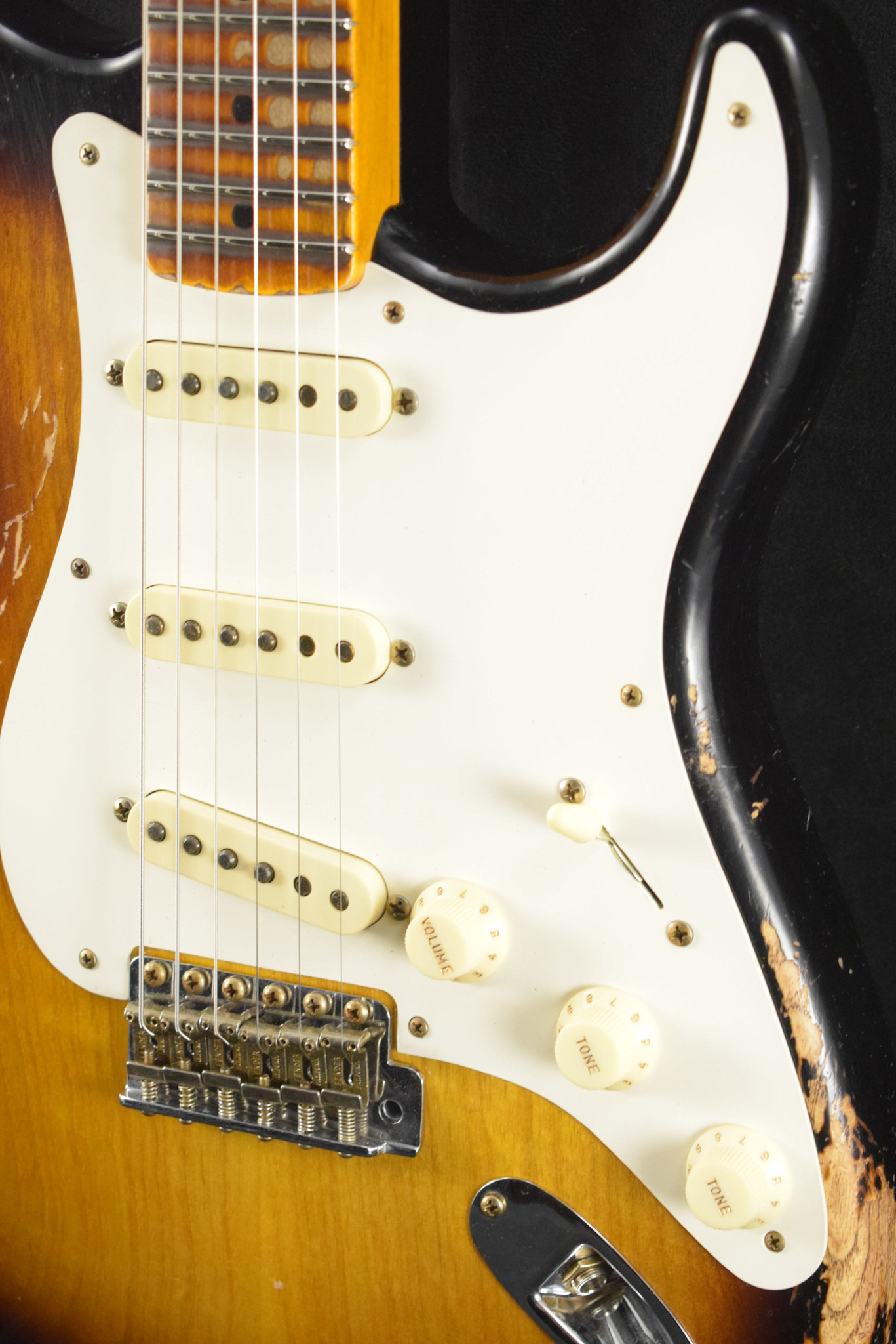 Fender Fender 1957 Stratocaster Heavy Relic Aged 2-Color Sunburst 1-Piece Rift Sawn Maple Neck Fingerboard