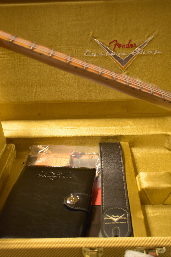 Fender Fender 1957 Stratocaster Heavy Relic Aged 2-Color Sunburst 1-Piece Rift Sawn Maple Neck Fingerboard