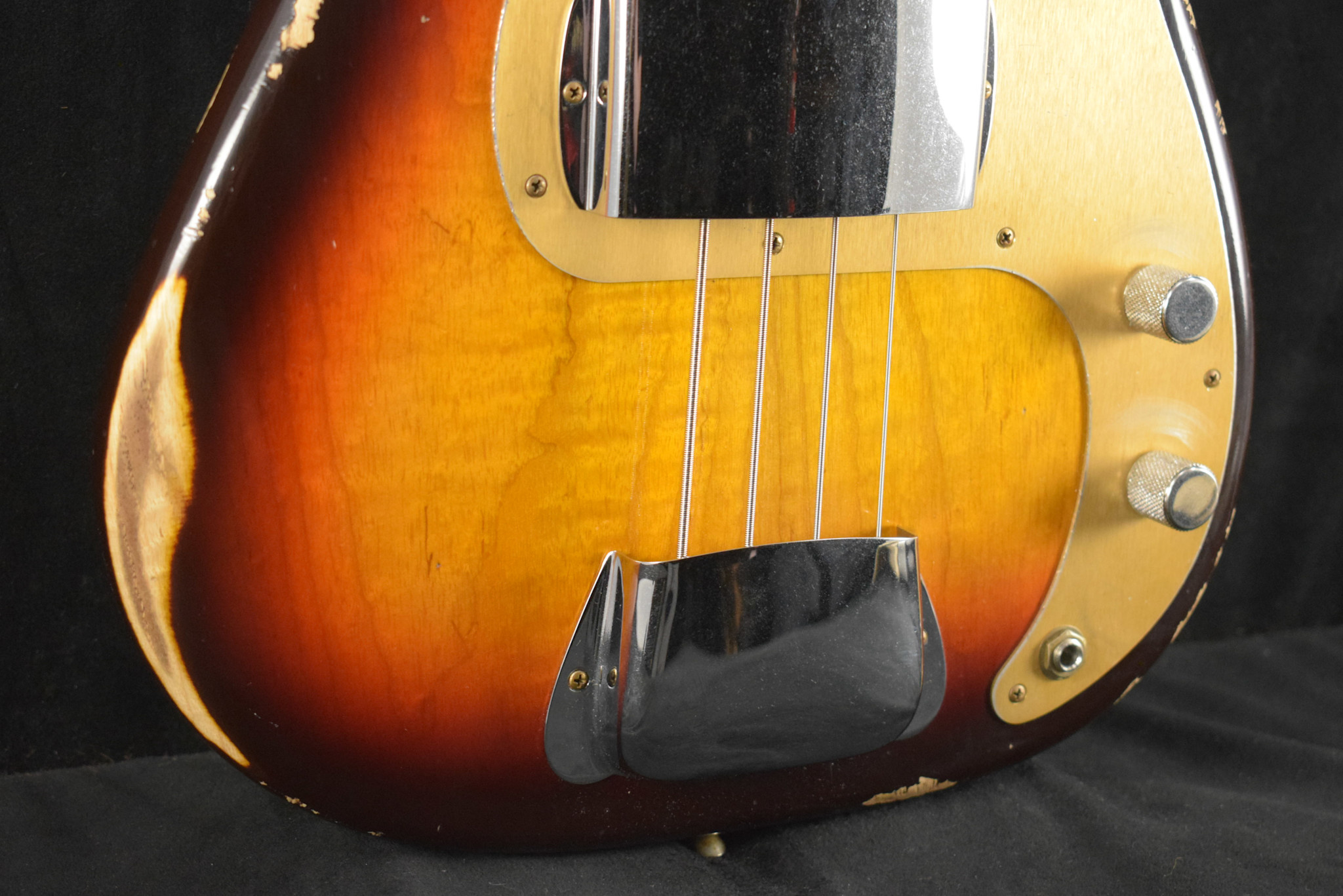 Fender Fender Limited Edition P-Jazz Bass Relic Chocolate 3-Color Sunburst 1-Piece Quartersawn Maple Neck Fingerboard
