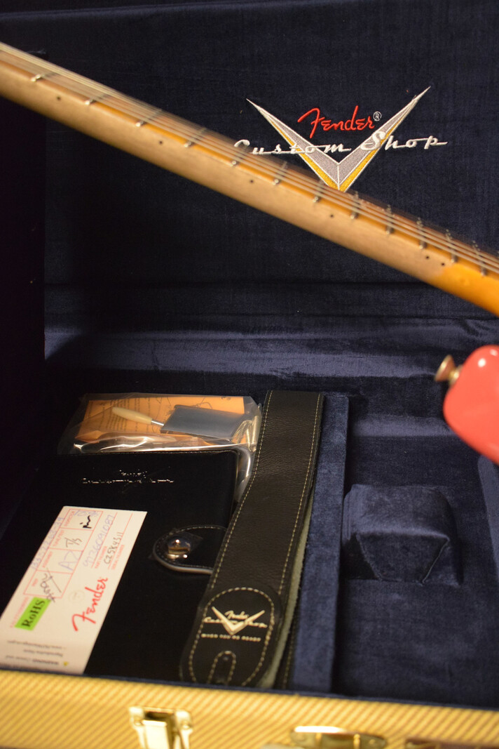 Fender Fender 1957 Stratocaster Heavy Relic Aged Fiesta Red w/1-Piece Rift Sawn Maple Neck Fingerboard