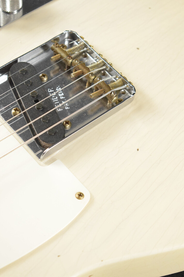 Fender Fender 1959 Telecaster Journeyman Relic Aged White Blonde 1-Piece Rift Sawn Maple Neck Fingerboard