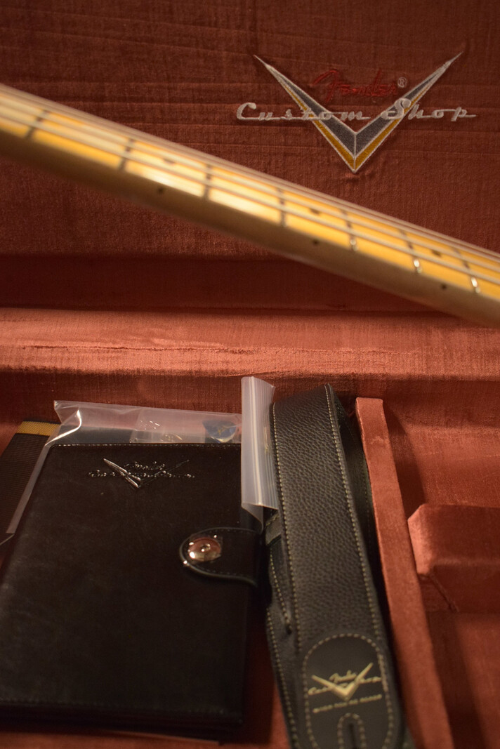 Fender Fender 1958 Precision Bass Relic Aged Desert Sand 1-Piece Quartersawn Maple Neck Fingerboard