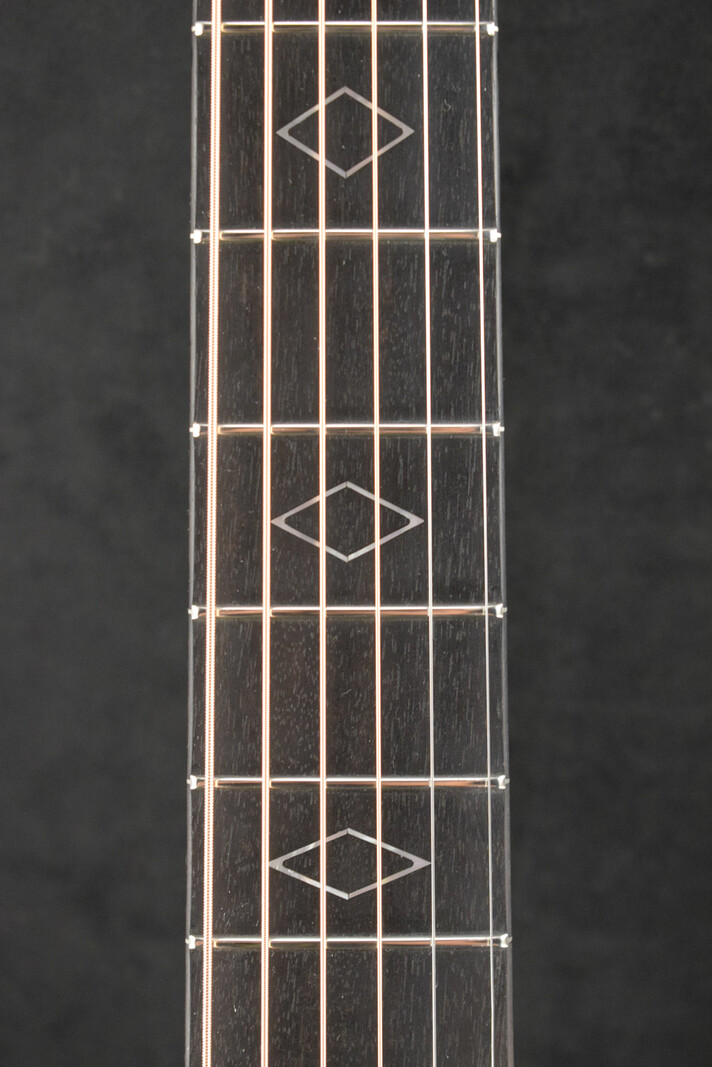 Eastman Eastman E22OOSS/V-SB OO-Style Concert Sloped Shoulder Antique Varnish Sunburst