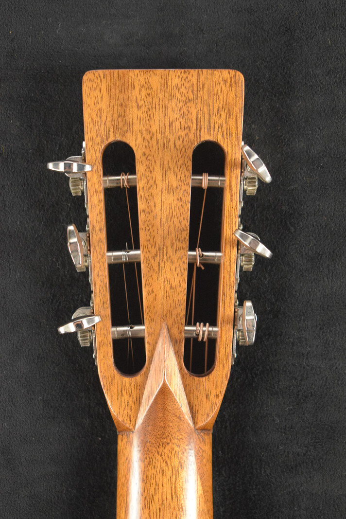 Eastman Eastman E22OOSS/V-SB OO-Style Concert Sloped Shoulder Antique Varnish Sunburst