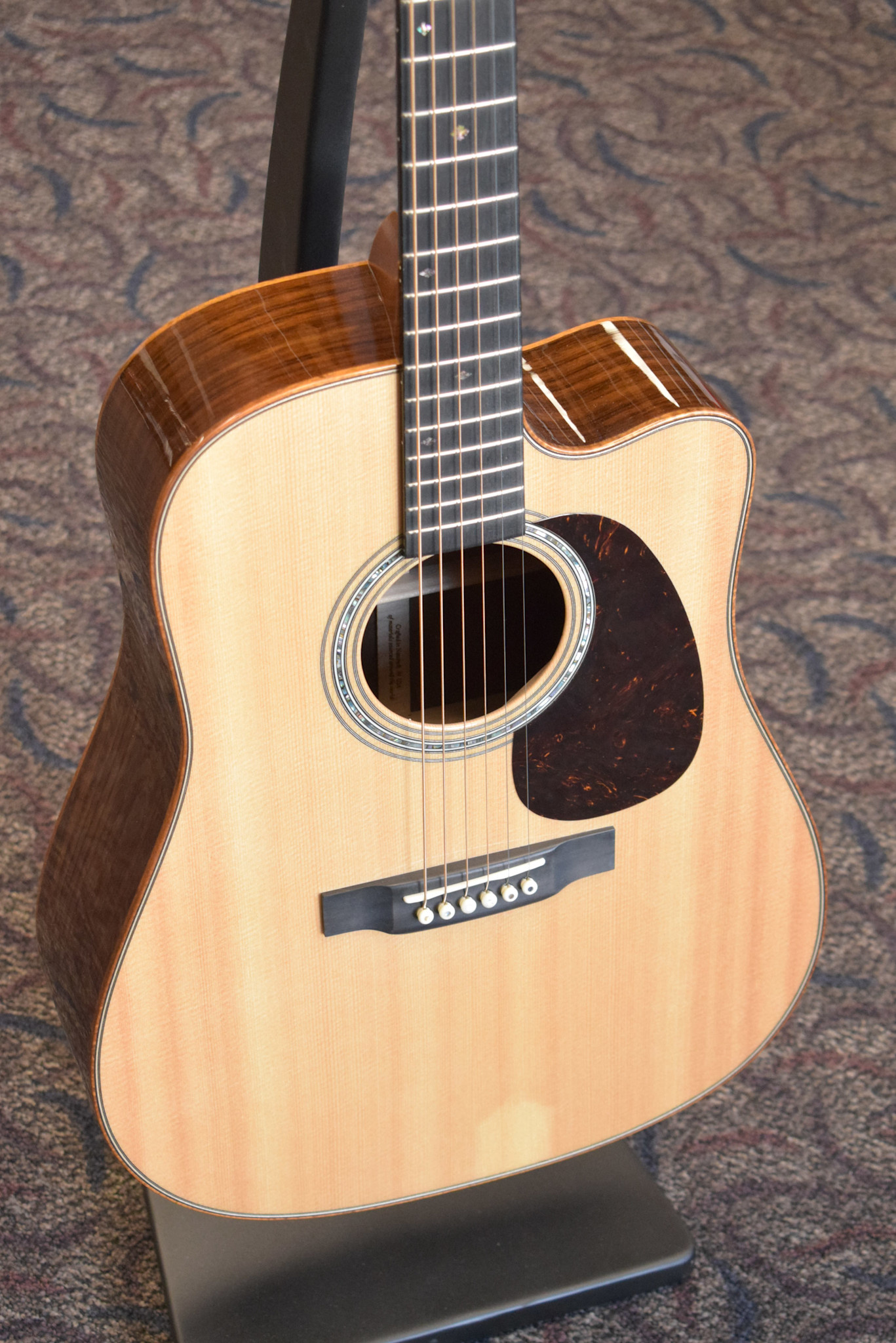 Martin Martin Custom Shop Dreadnought Cutaway Acoustic-Electric Wild Grain East Indian Rosewood Sitka Spruce Natural